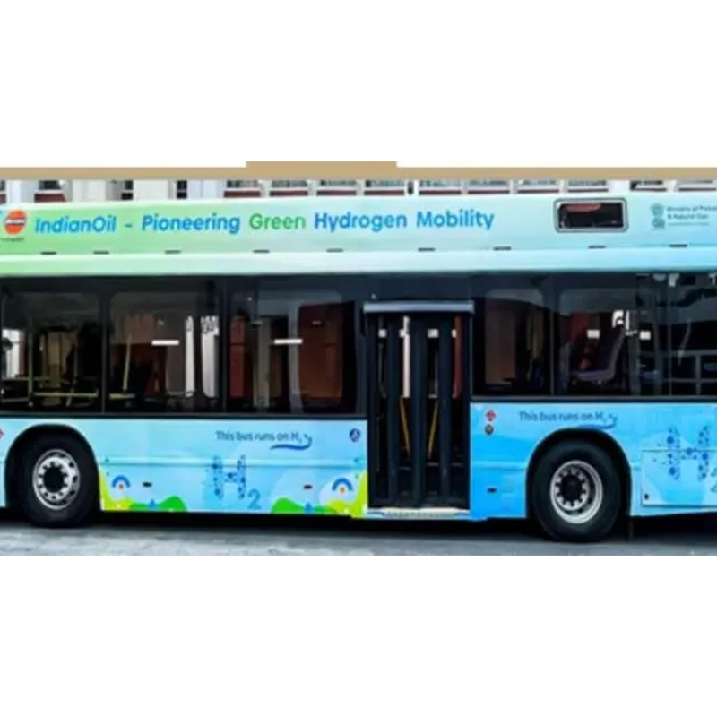 Para menteri serikat pekerja menghadiri peluncuran bus sel bahan bakar hidrogen ramah lingkungan pertama di India
